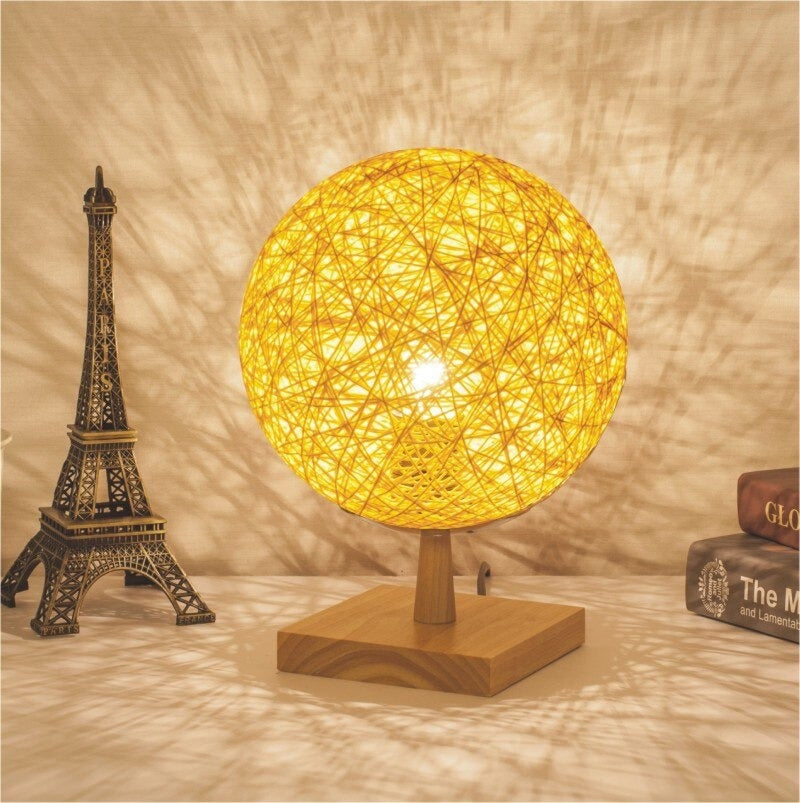 lampe de chevet en bois et rotin tressé